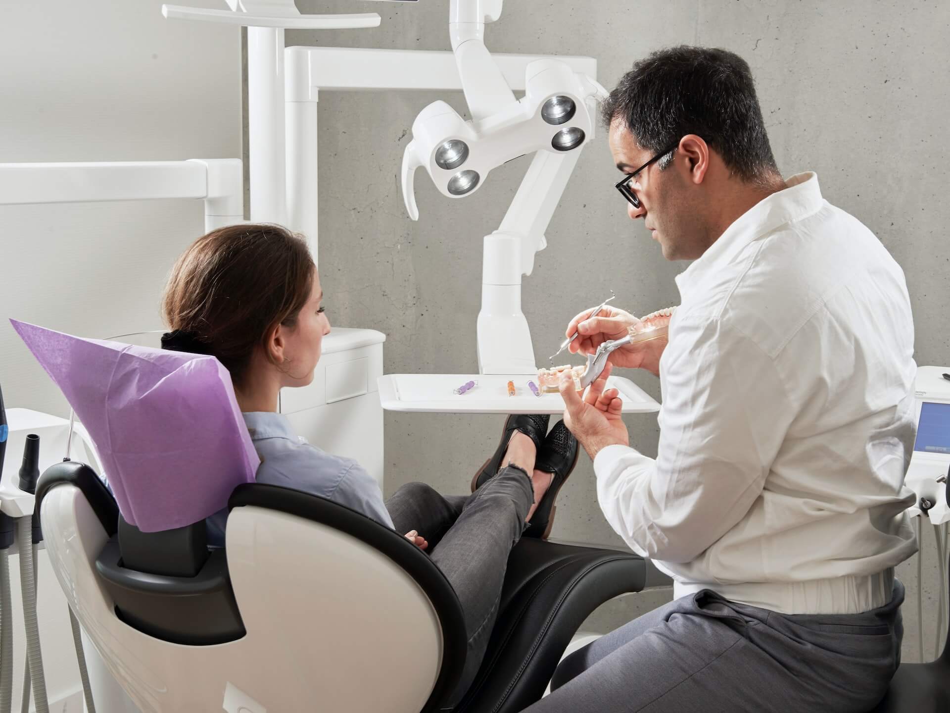 an image of a cosmetic dentist explaining if dental implants hurt